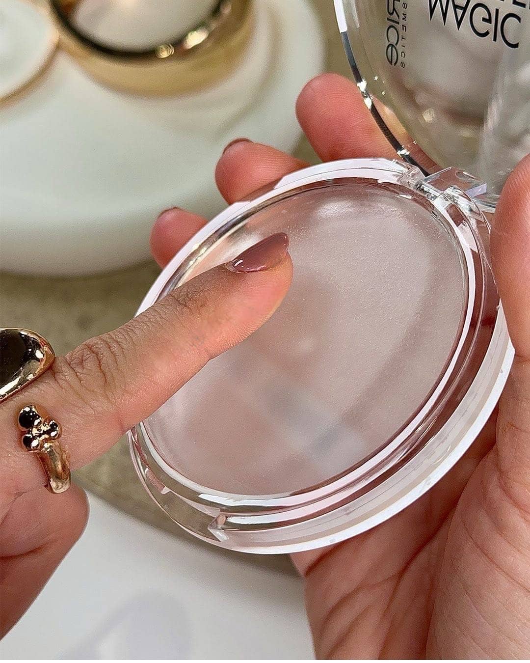 Крем-пудра Catrice Magic shine eraser gel to powder 2